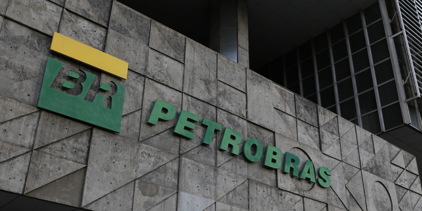 Petrobras registra lucro de R$52,4 bi e aumenta produção para 2,7 mi bpd