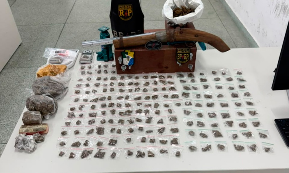 Polícia apreende arma, drogas e materiais de embalo em obra abandonada