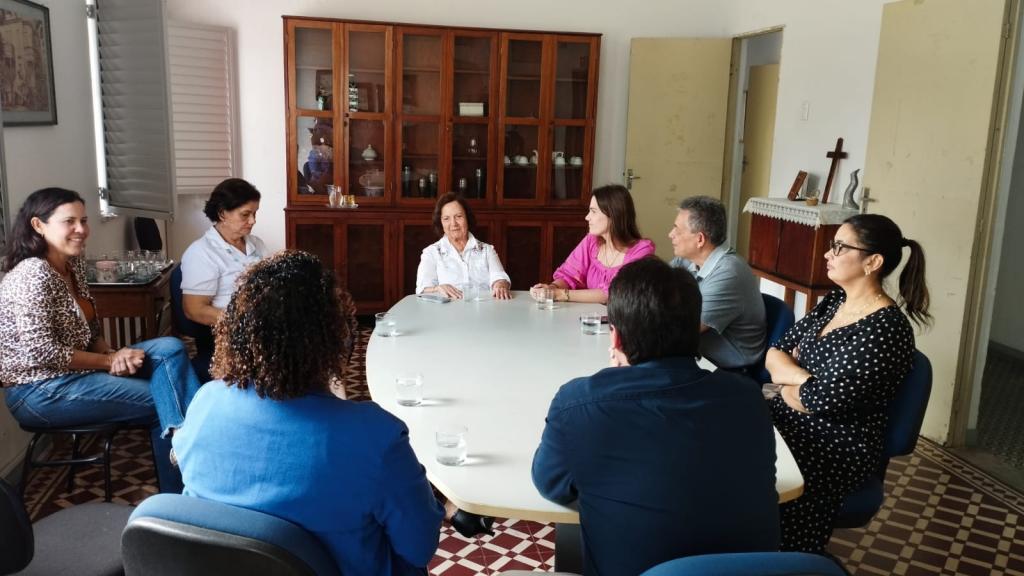 Prefeitura avalia ampliar assistência a crianças da Casa Amélia Leite