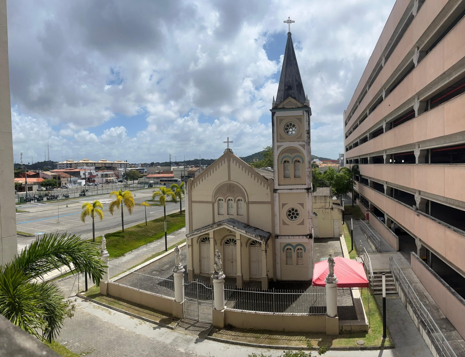 Procissão luminosa e missa reúnem fiéis na festa de São João em Aracaju