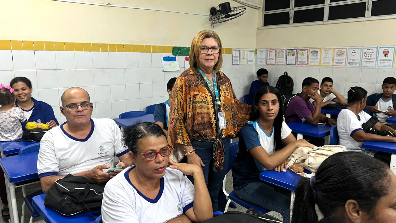 Procon orienta alunos da EJA sobre golpes digitais em escola de Aracaju