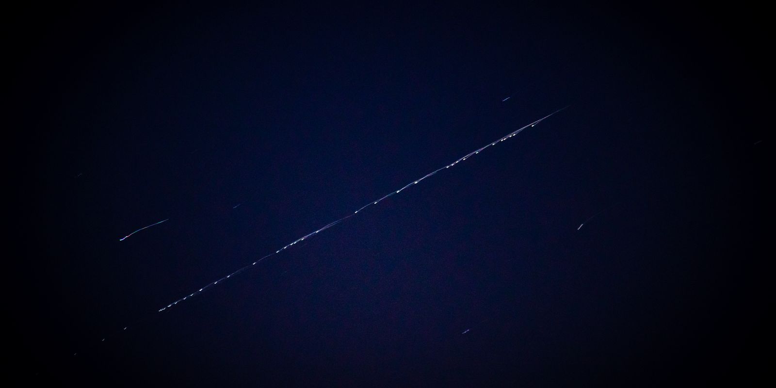 Satélites em massa prejudicam observação espacial, alerta estudo