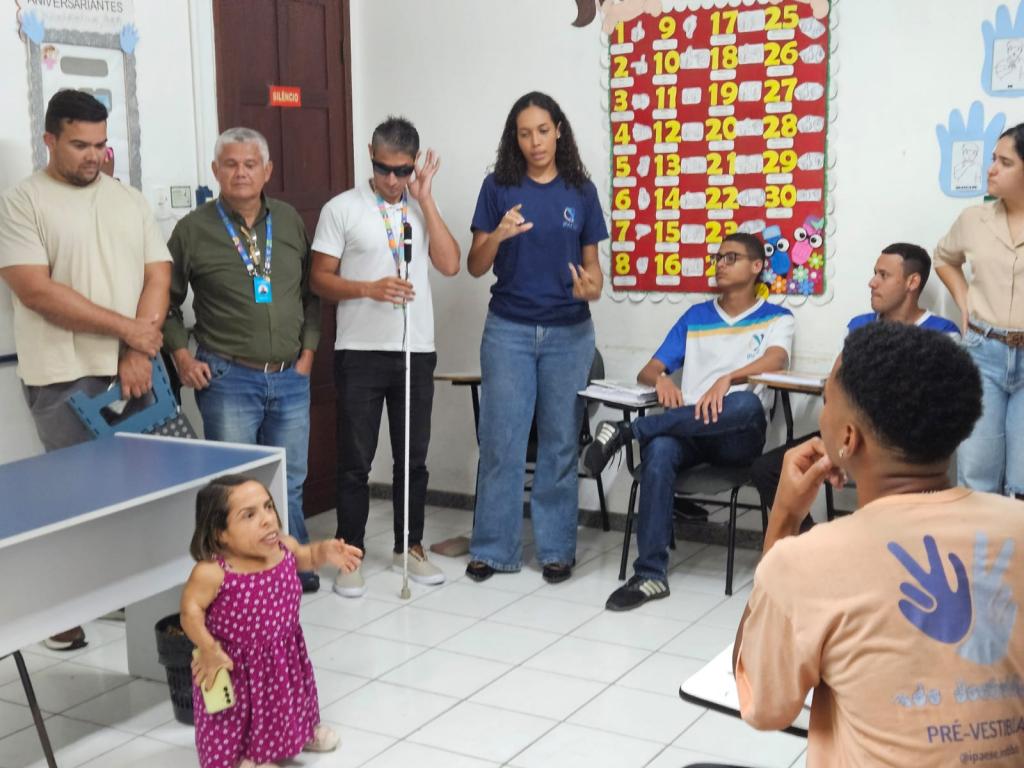 Semdef conhece trabalho de educação bilíngue para surdos no Ipaese