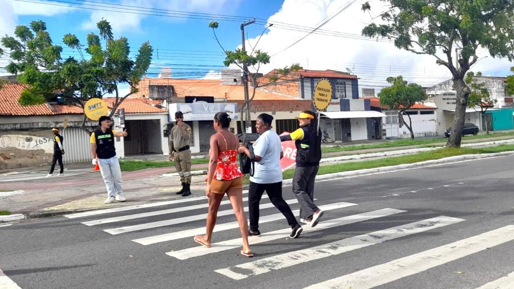 SMTT realiza ações educativas sobre travessia segura em Aracaju