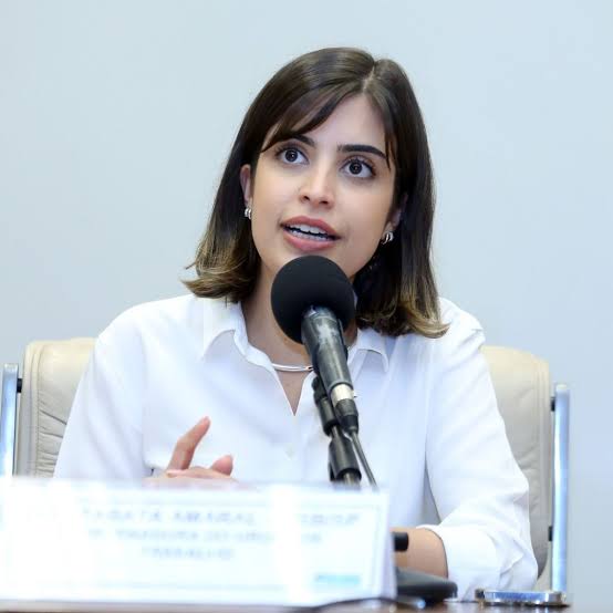 Tabata Amaral fala ao microfone durante sessao na Camara dos Deputados