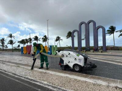 Varrição mecanizada reforça limpeza em áreas públicas de Aracaju