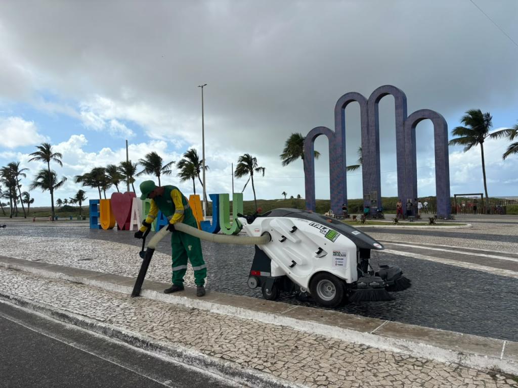 Varrição mecanizada reforça limpeza em áreas públicas de Aracaju