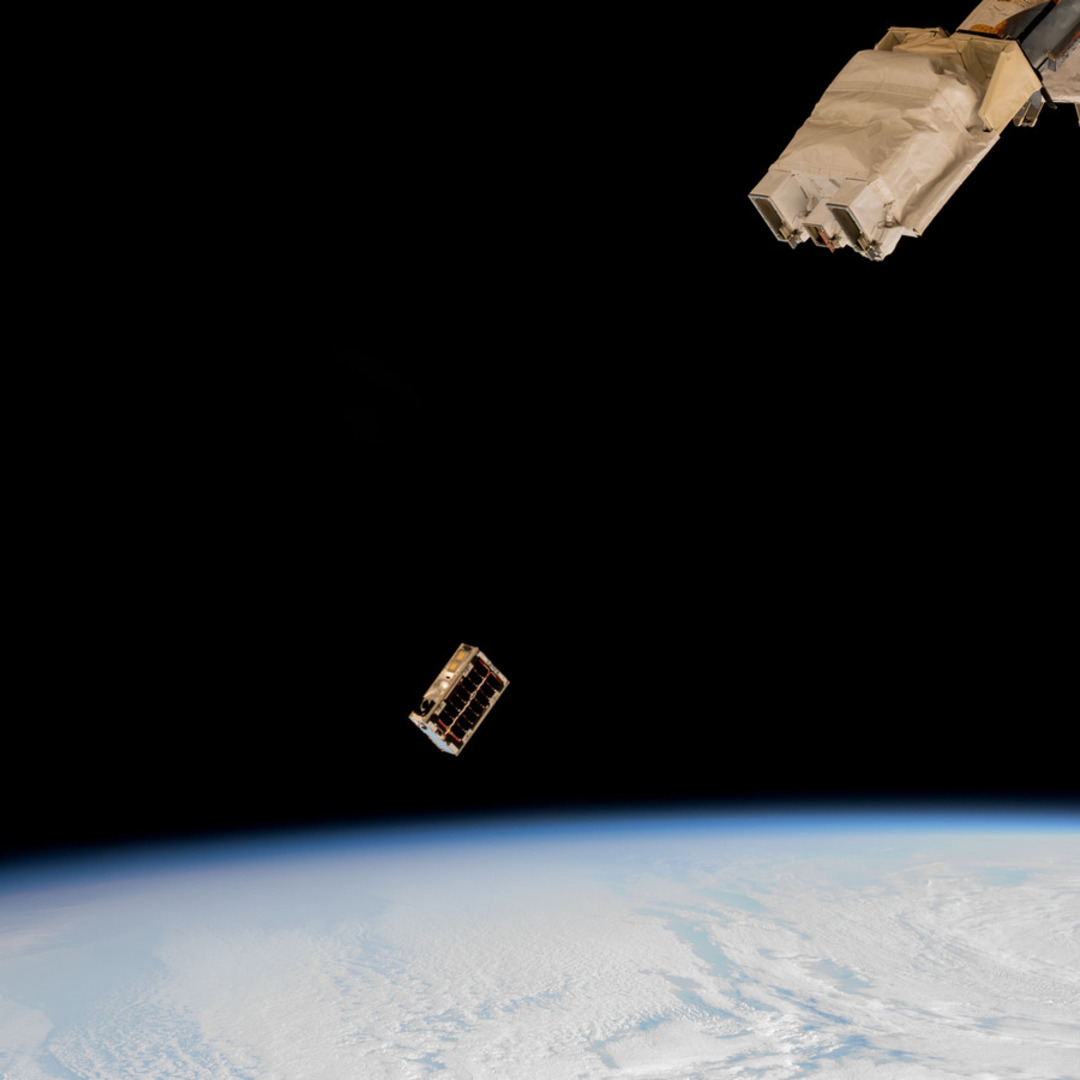 Um CubeSat é ejetado em órbita da Terra, em registro feito da Estação Espacial Internacional