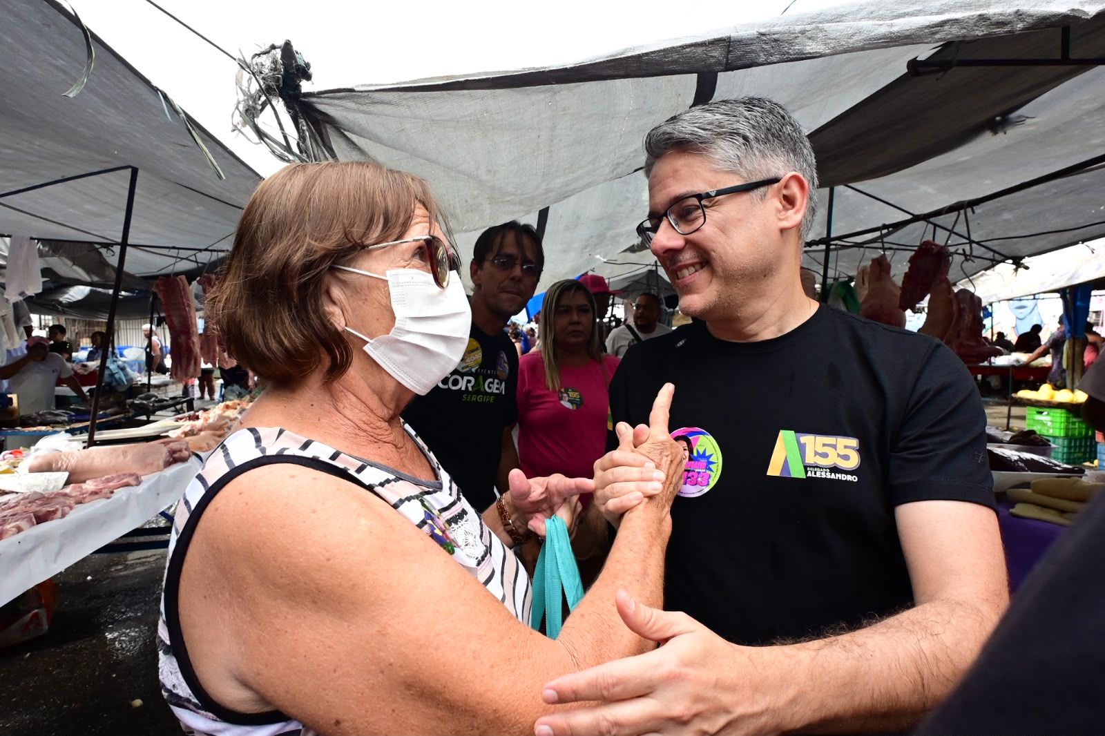 Senador Delegado Alessandro Vieira conversa com feirantes na feira do Eduardo Gomes