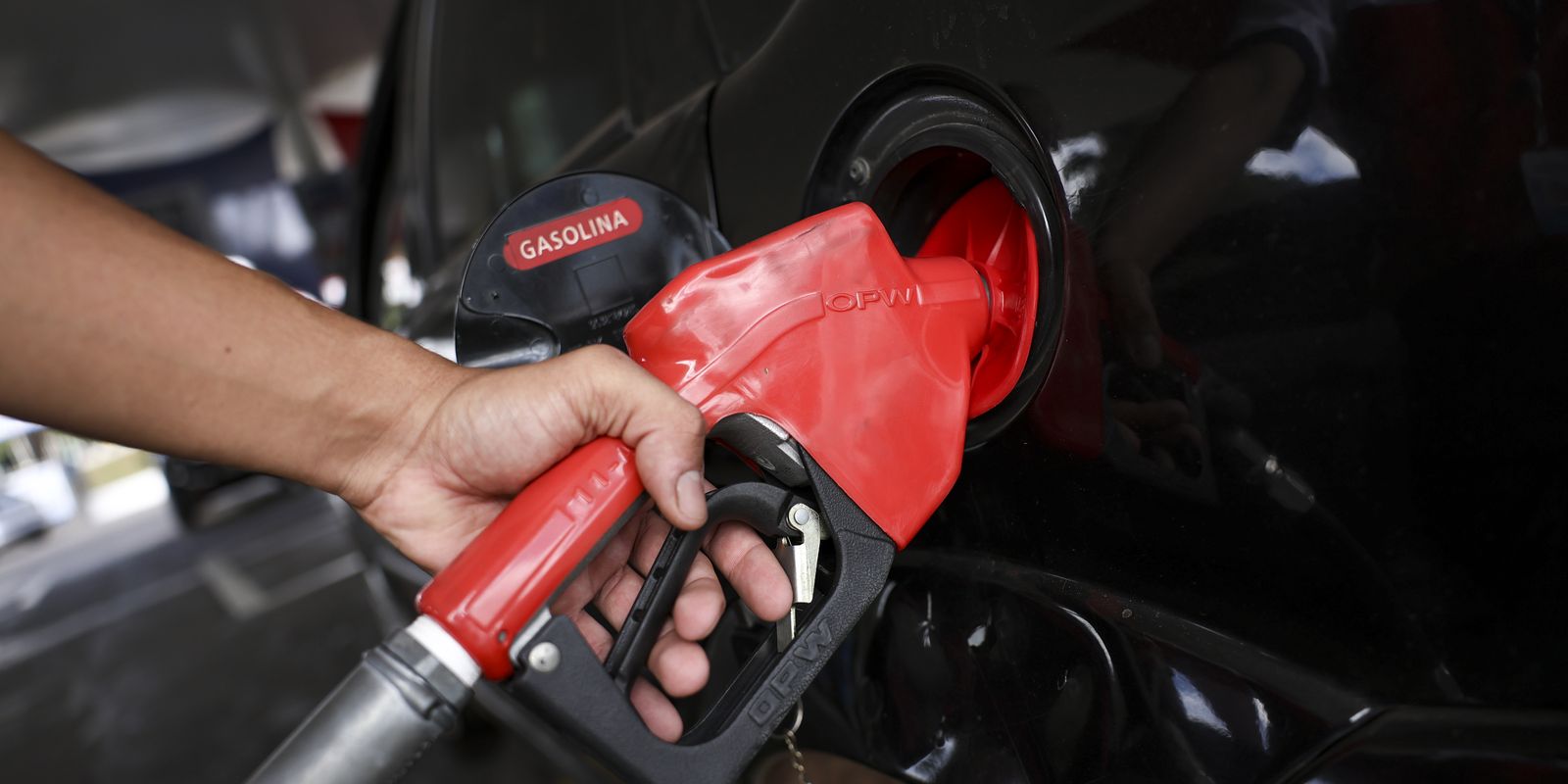 ANP multa distribuidoras em R$ 700 mi por aumento abusivo de combustíveis