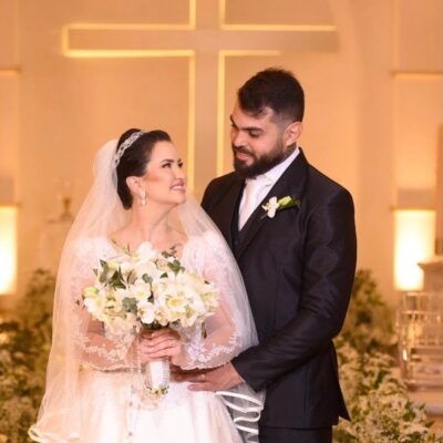 Dr. Carlos Torres e Carol Torres durante celebração de casamento