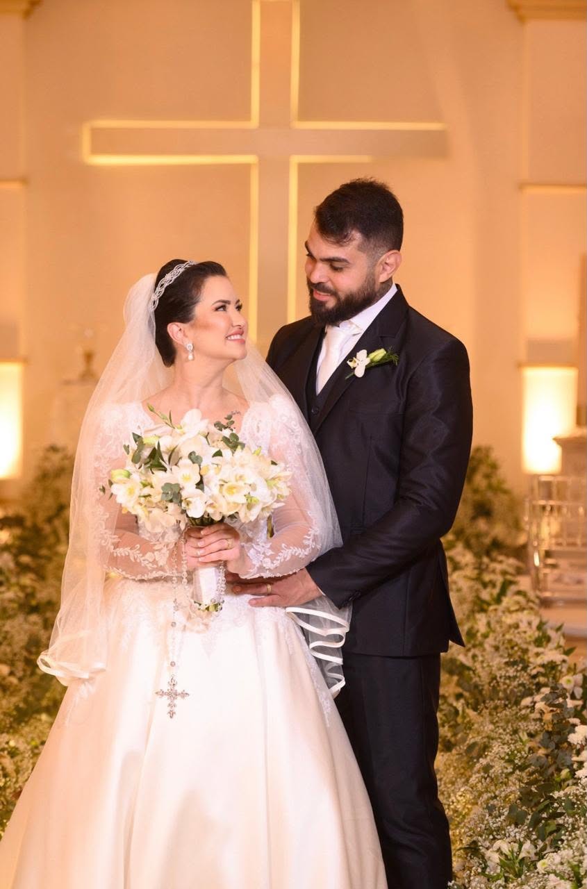 Dr. Carlos Torres e Carol Torres durante celebração de casamento
