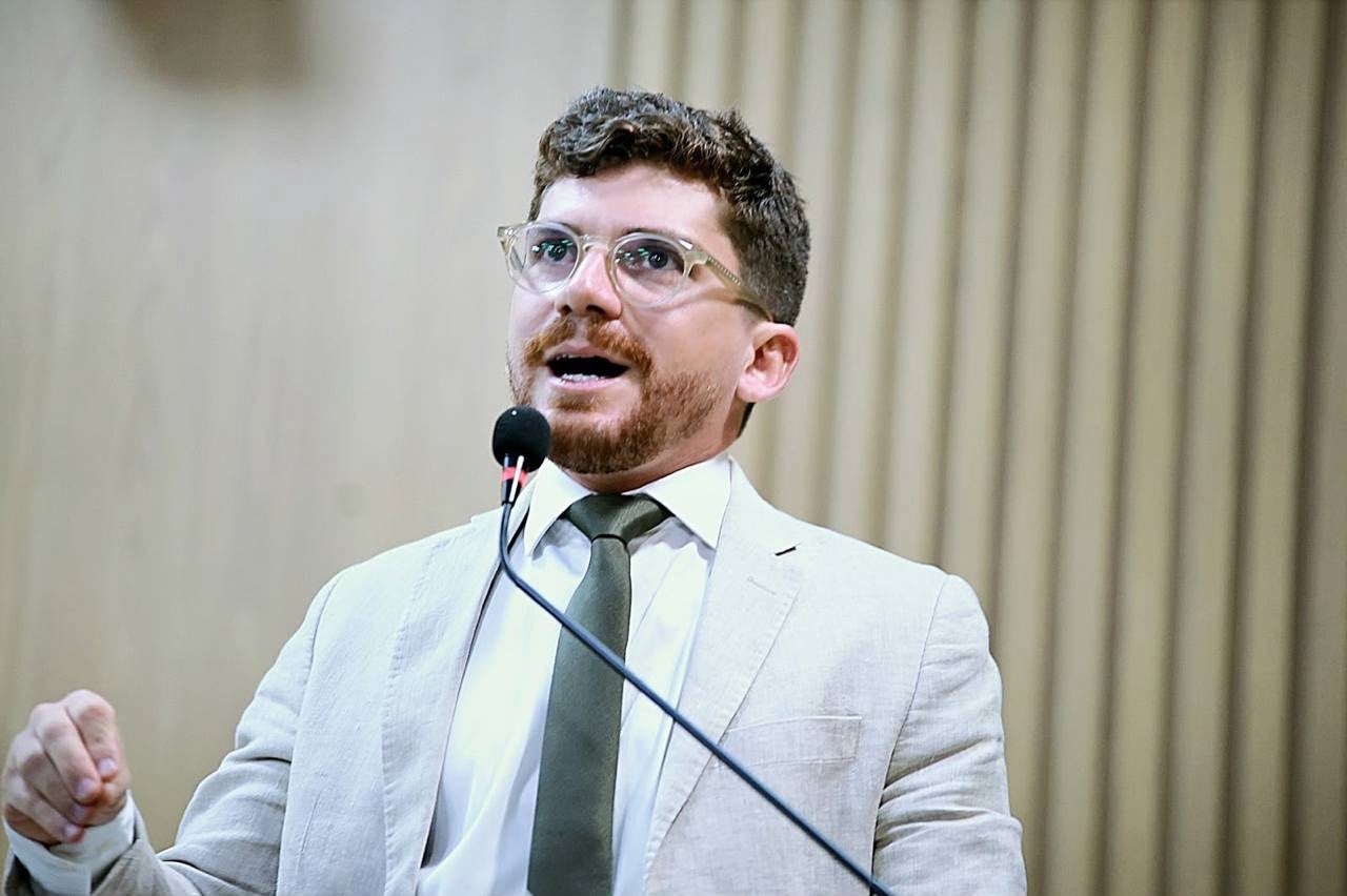 Vereador Breno Garibalde discursa na Câmara de Aracaju