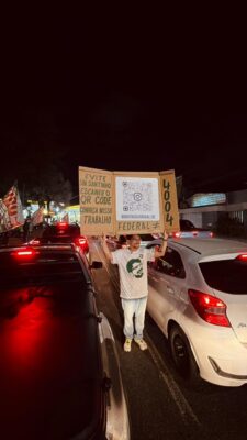 Breno Garibalde exibe cartaz com QR Code durante abordagem no trânsito em Aracaju