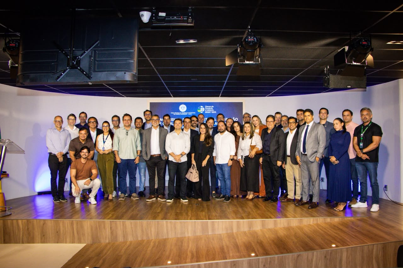 Grupo de empresários e autoridades reunidos em palco durante evento de apresentação da Câmara Sergipe-Israel, na CDL Aracaju
