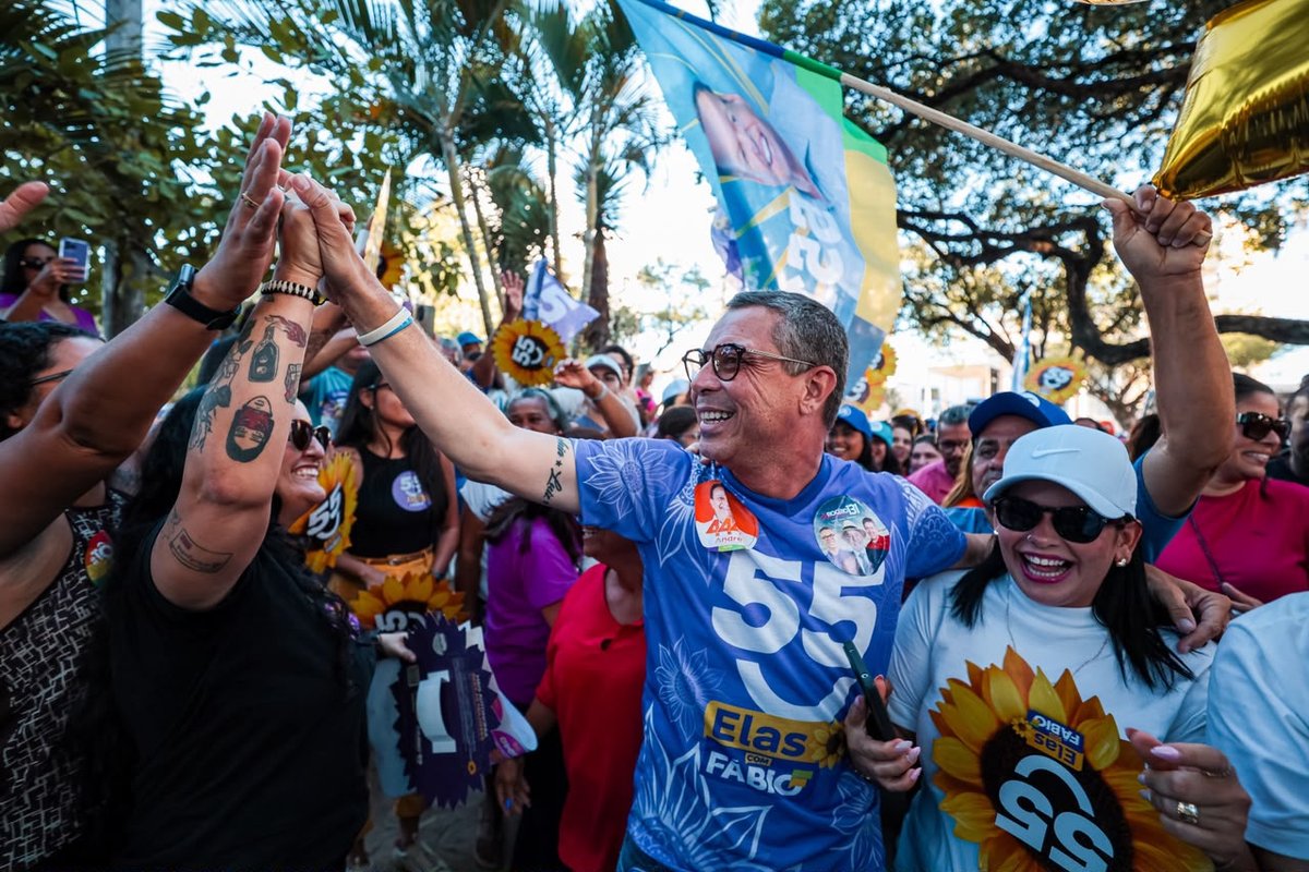 Mulheres com girassóis do Elas com Fábio durante caminhada no Centro de Aracaju