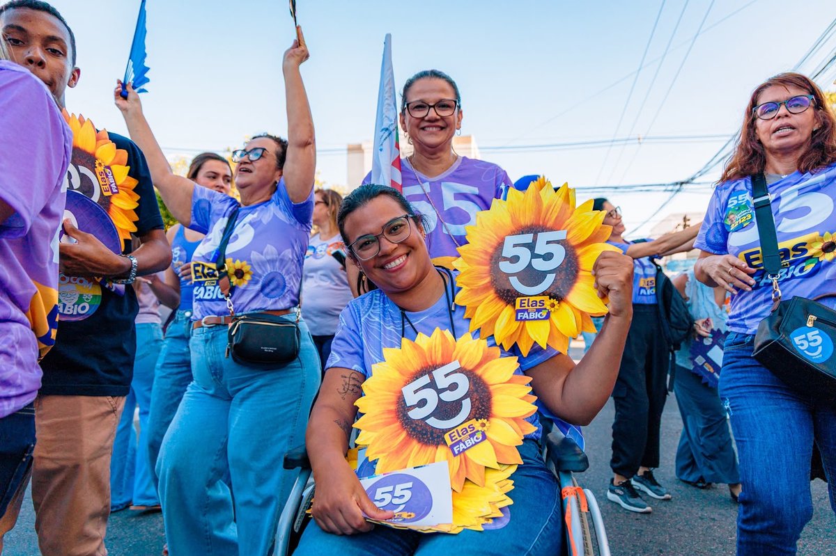 Participantes da caminhada Elas com Fábio na avenida, no Centro de Aracaju