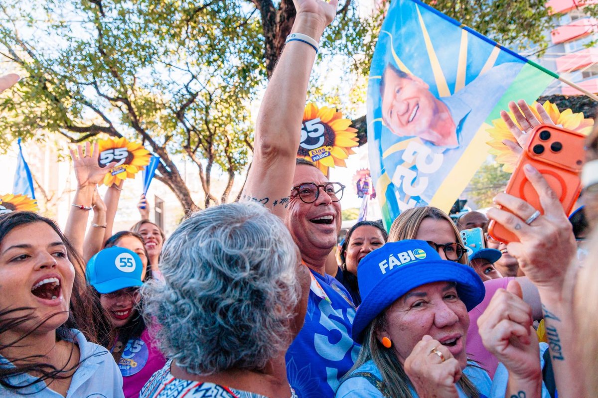 Multidão acompanha a caminhada de mulheres em apoio a Fábio Mitidieri em Aracaju