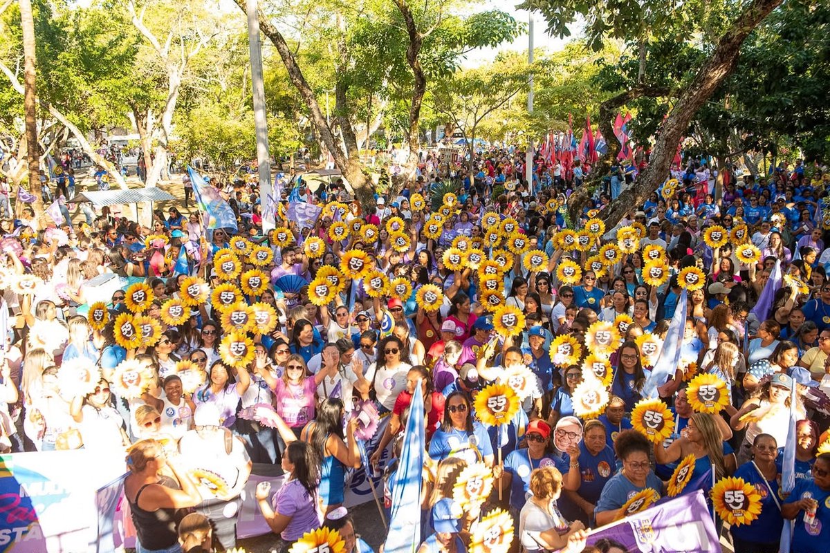 Participantes da caminhada Elas com Fábio na avenida, no Centro de Aracaju