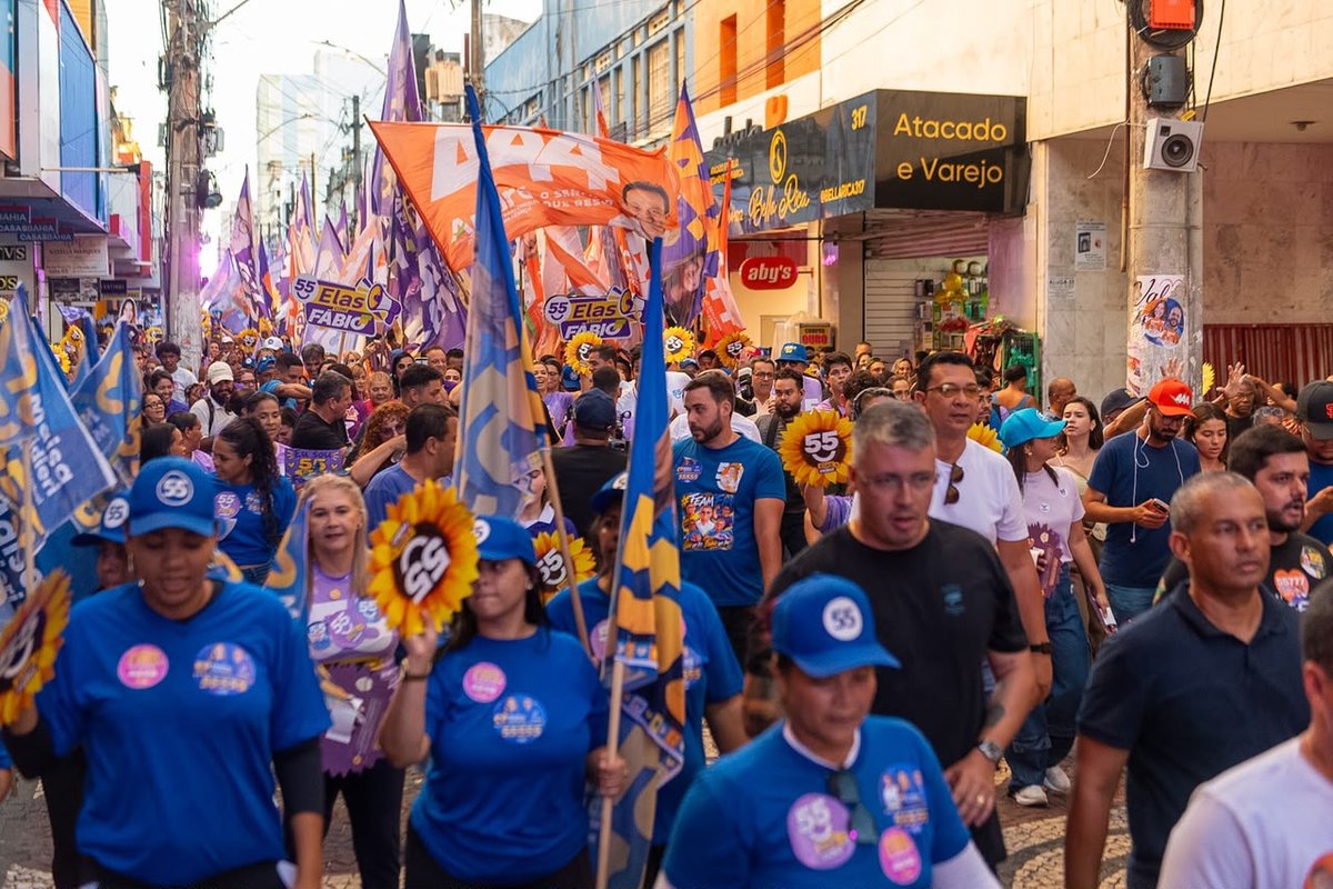 Multidão acompanha a caminhada de mulheres em apoio a Fábio Mitidieri em Aracaju