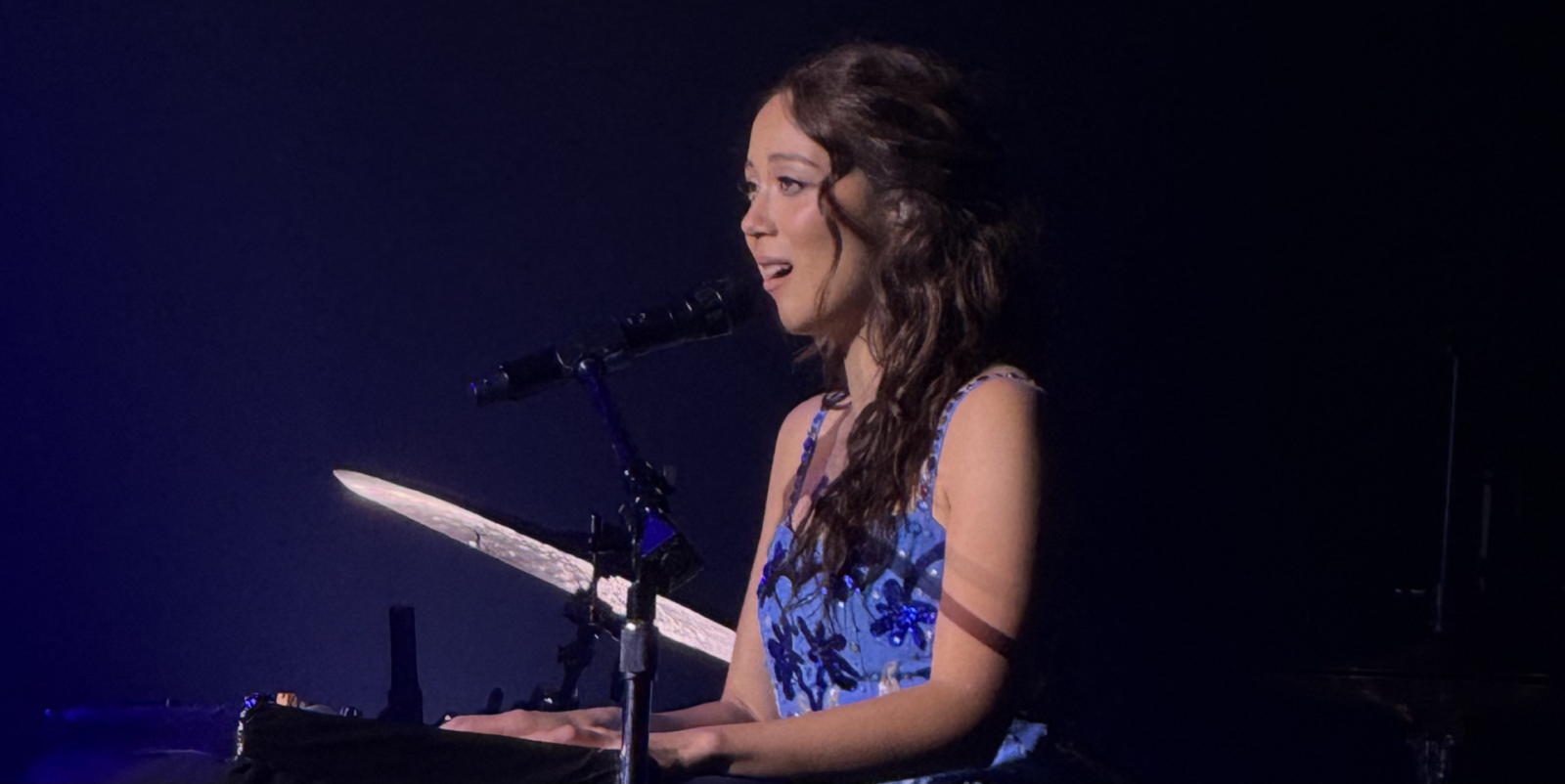 Laufey estreia em show solo no Brasil com bossa nova e cenário de castelo 1 A cantora Laufey no palco durante show em São Paulo
