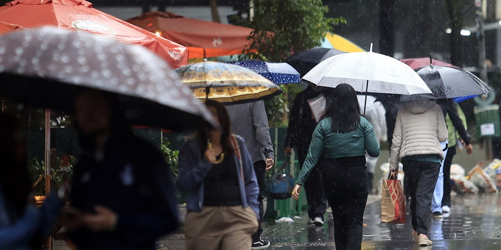 Ciclone na costa Sul intensifica frente fria e causa temporais no Centro-Oeste e Sudeste