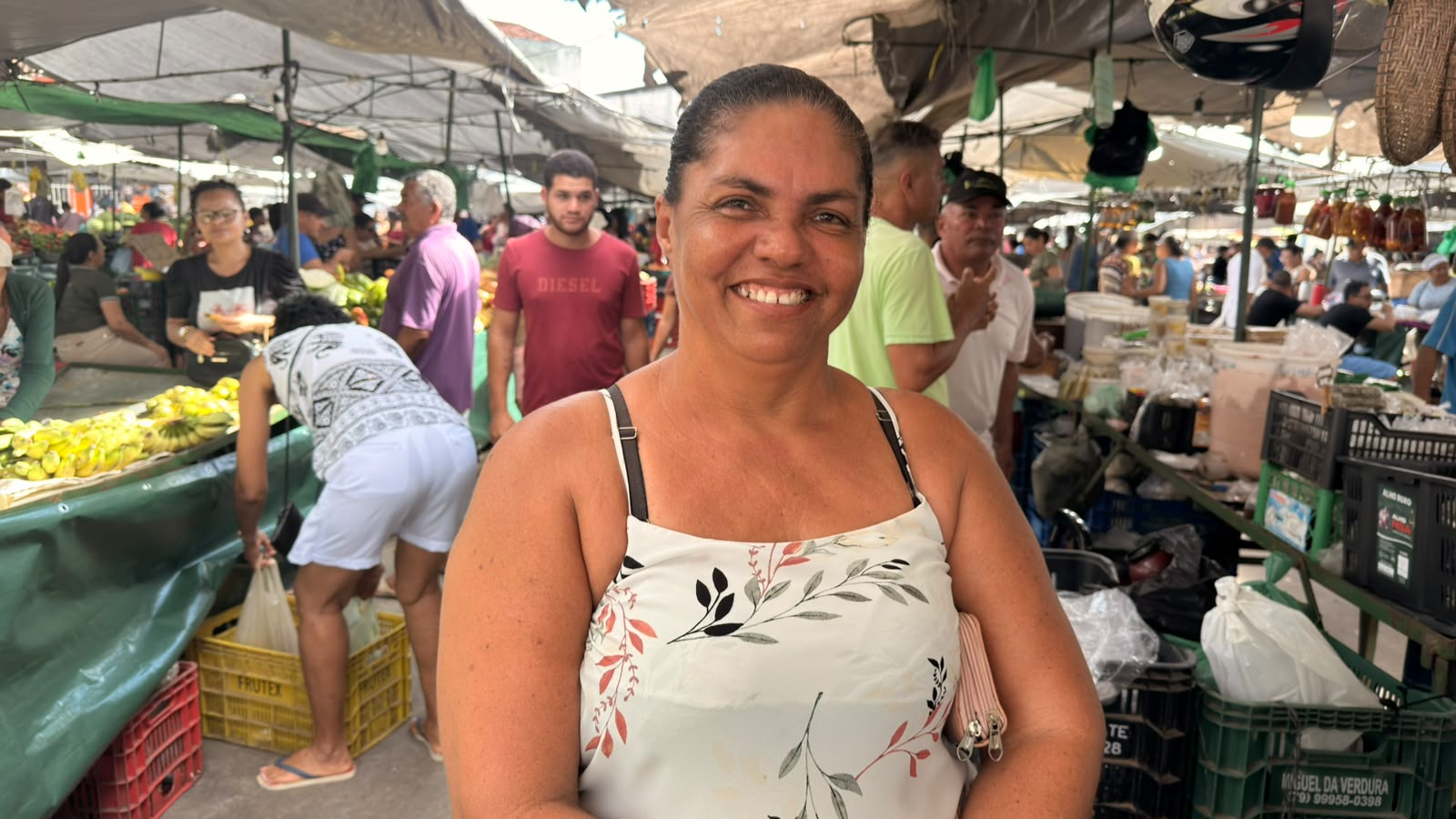 A dona de casa Denilza dos Santos, na feira de Japaratuba