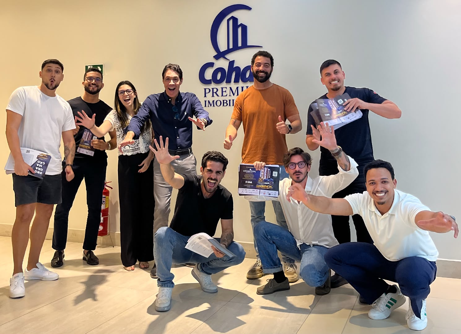 Equipe da Cohab Premium com o material de divulgação da Cohab Expo, em Aracaju