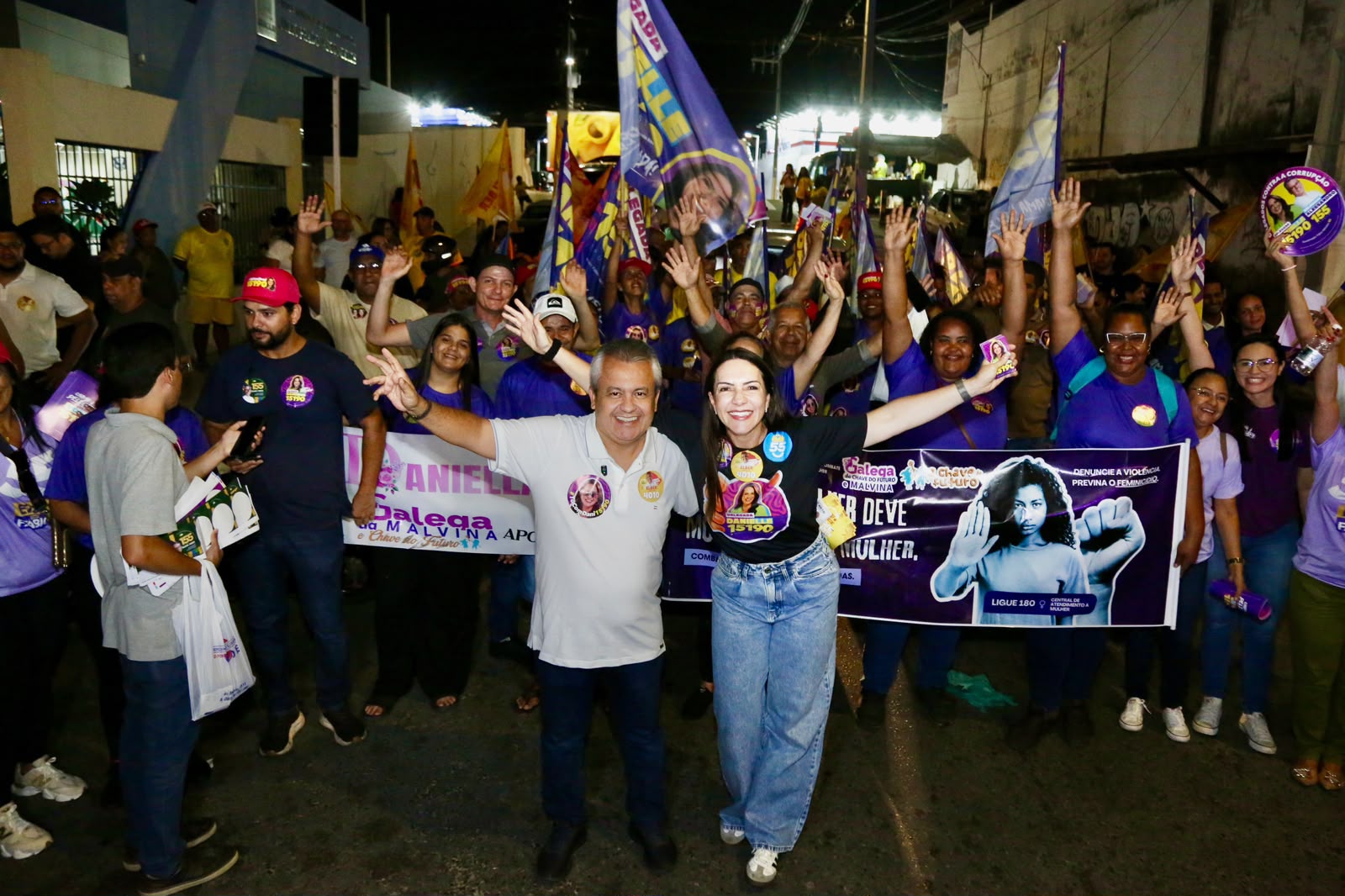 Apoiadores da Delegada Danielle Garcia durante mobilização no bairro São Conrado, em Aracaju