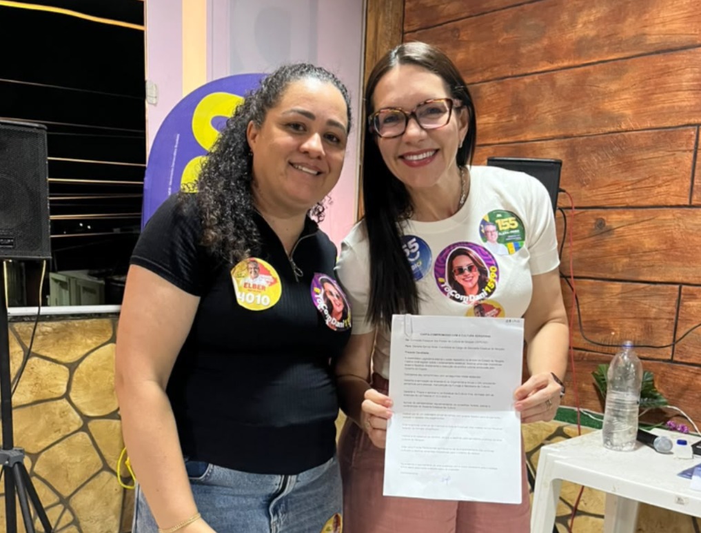Delegada Danielle Garcia segura a carta-compromisso em defesa da cultura sergipana