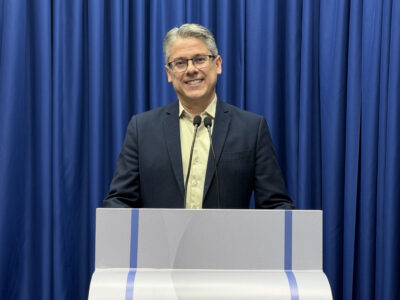 O senador Delegado Alessandro Vieira durante debate entre candidatos ao Senado