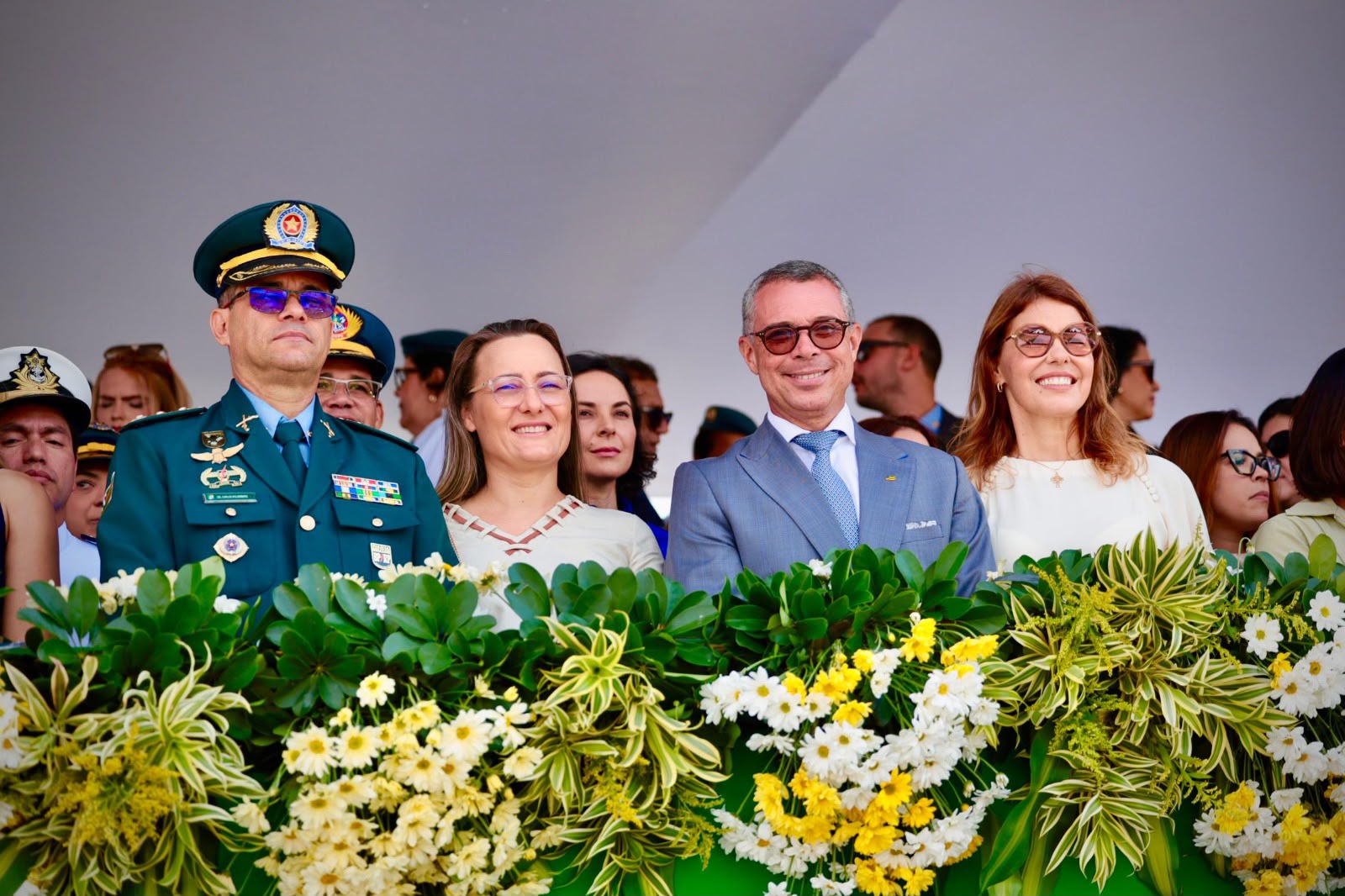 Desfile de 7 de Setembro reúne Forças Armadas e 48 escolas em Aracaju 7 Fábio Mitidieri e Érica Mitidieri no palanque do desfile de 7 de Setembro