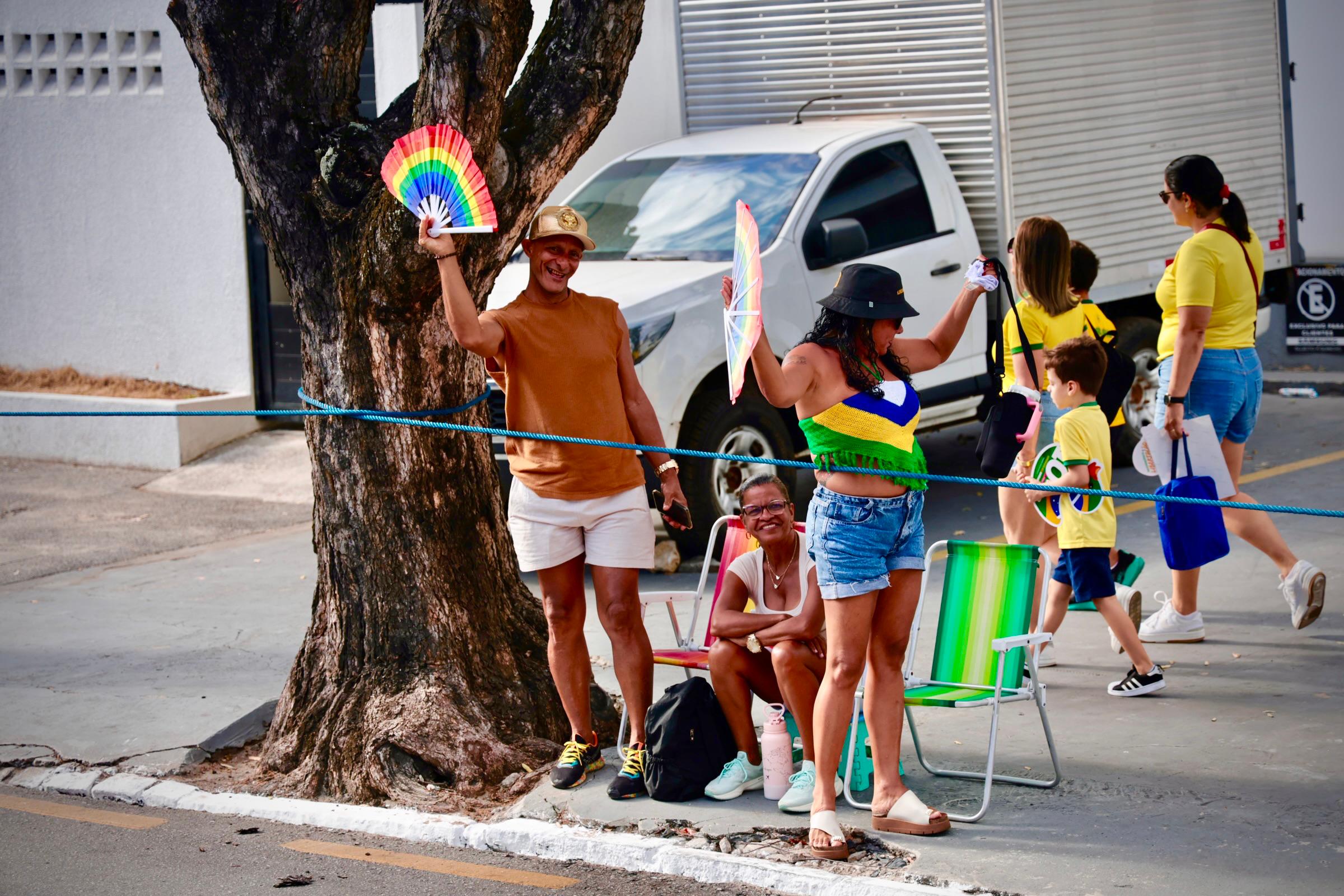 Desfile de 7 de Setembro reúne Forças Armadas e 48 escolas em Aracaju 5 Público acompanha o desfile de 7 de Setembro na Avenida Barão de Maruim