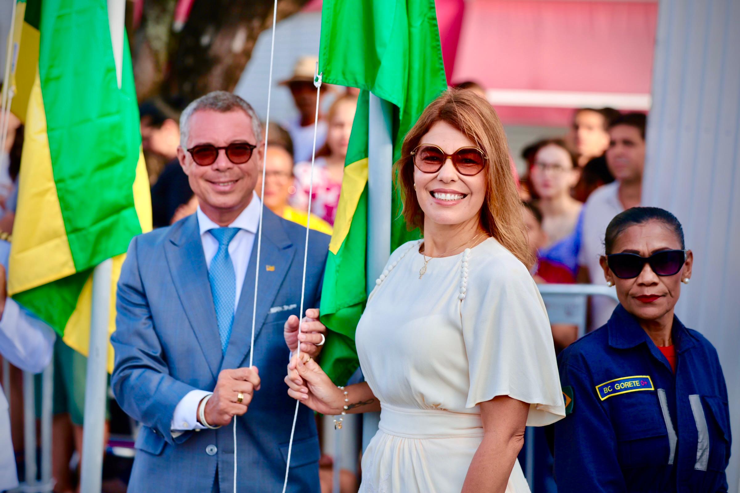 Desfile de 7 de Setembro reúne Forças Armadas e 48 escolas em Aracaju 4 Governador e primeira-dama no hasteamento da Bandeira Nacional