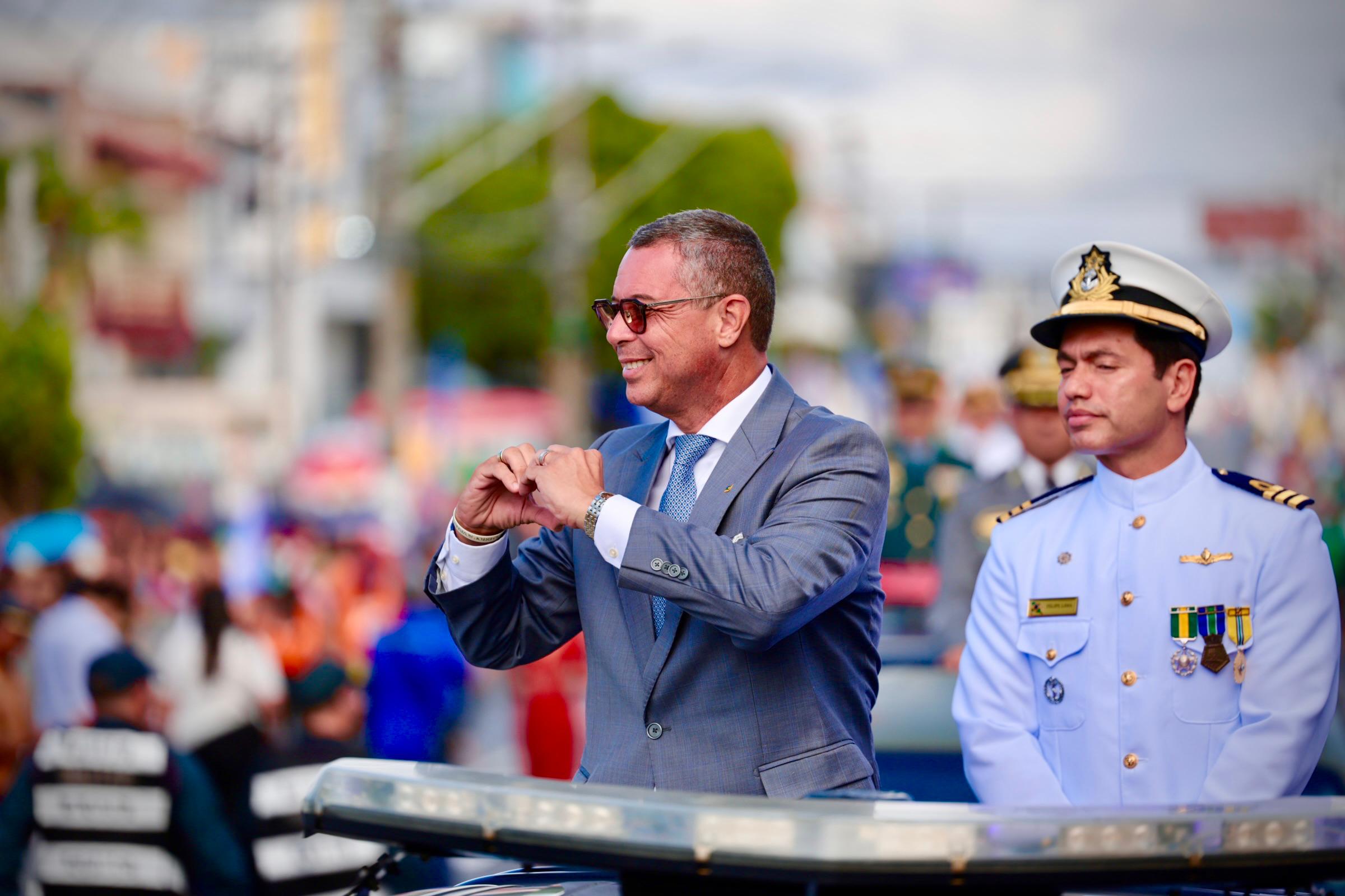 Desfile de 7 de Setembro reúne Forças Armadas e 48 escolas em Aracaju 2 Fábio Mitidieri desfila em carro aberto no 7 de Setembro