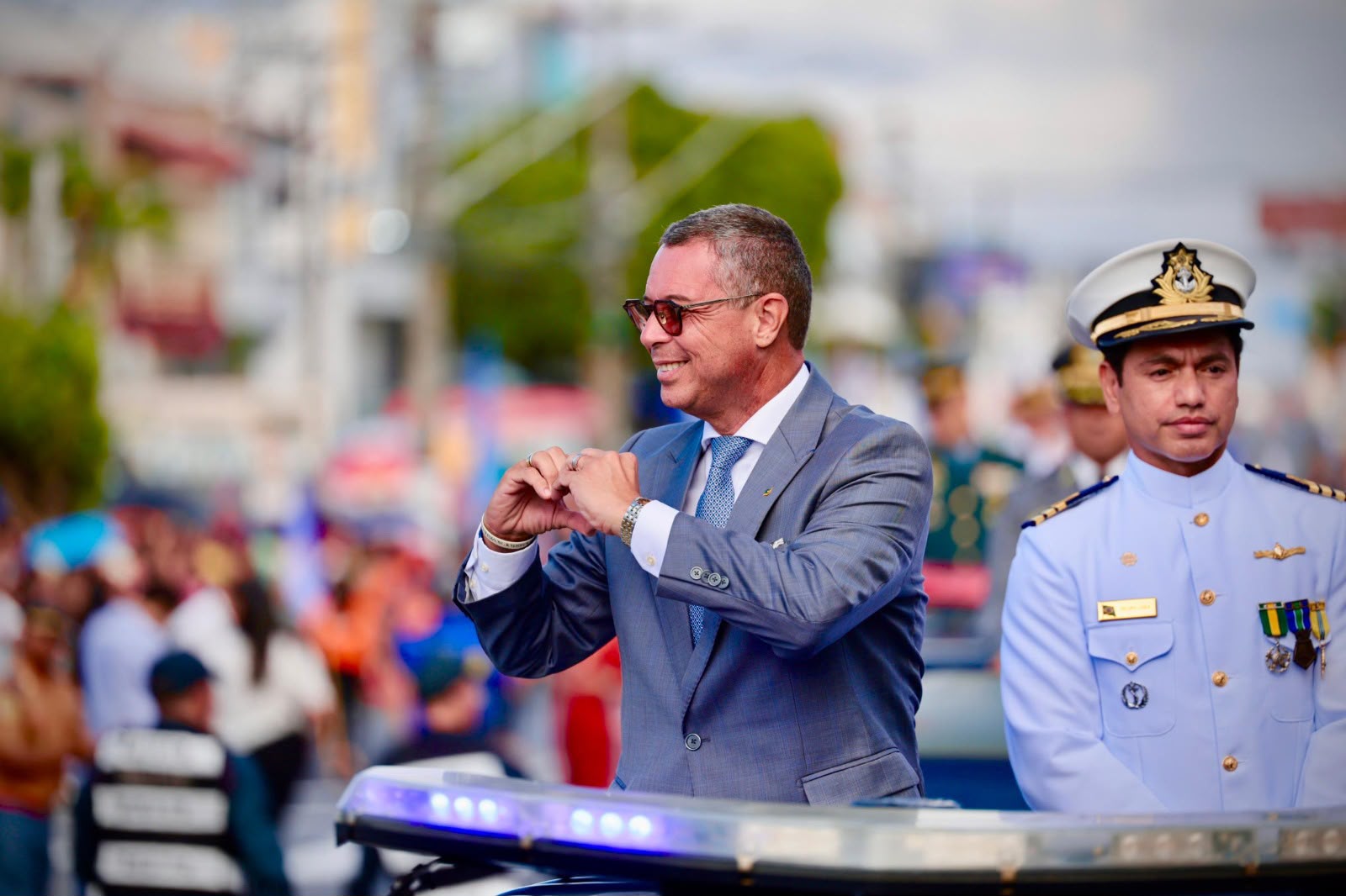 Desfile de 7 de Setembro reúne Forças Armadas e 48 escolas em Aracaju 8 Governador cumprimenta o público durante o desfile