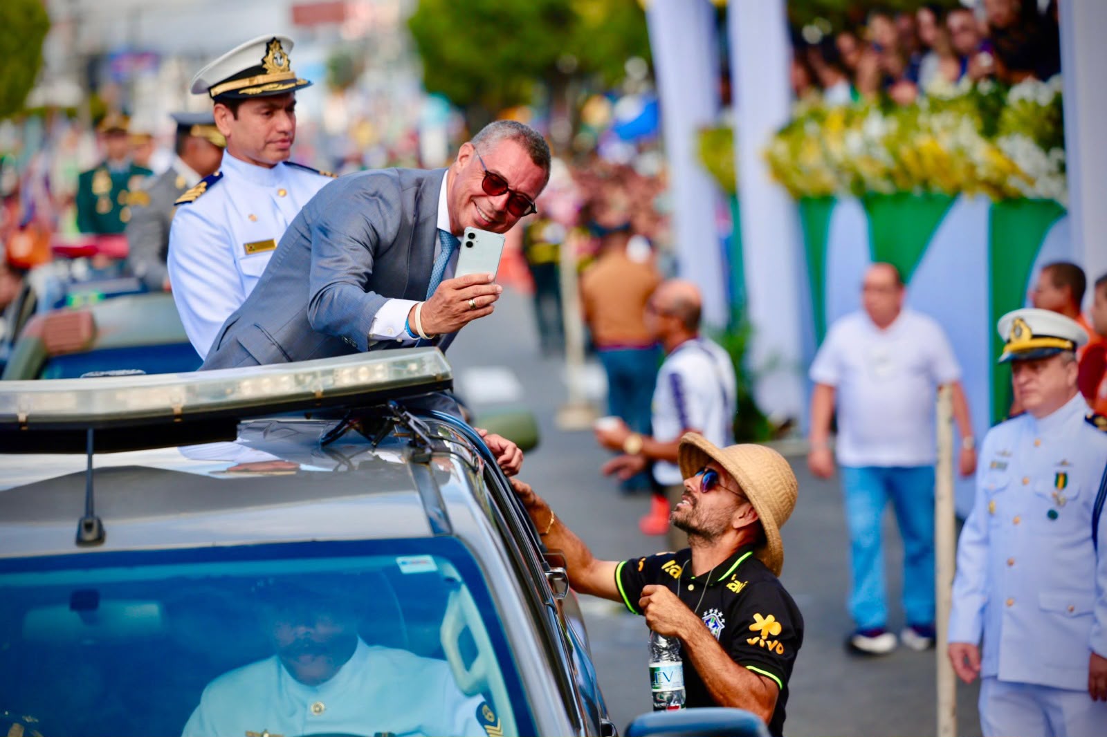 Desfile de 7 de Setembro reúne Forças Armadas e 48 escolas em Aracaju 6 Fábio Mitidieri atende morador durante o desfile