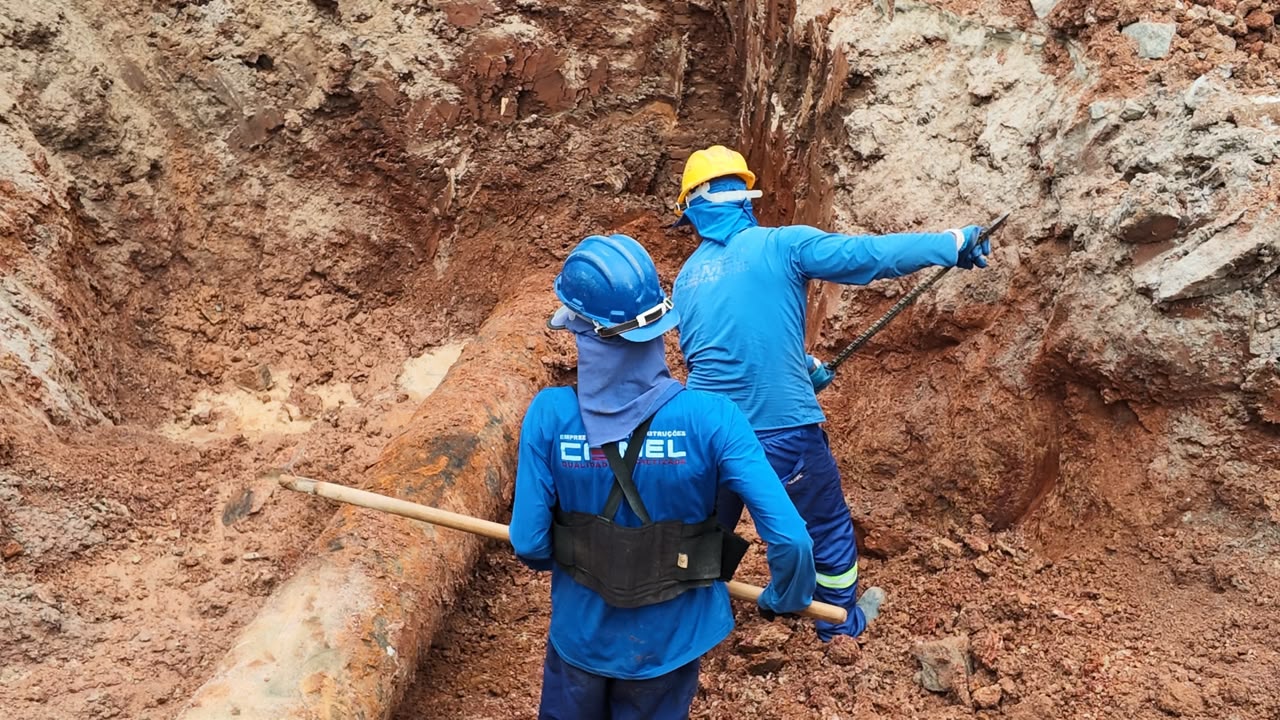 Equipe trabalha em adutora de água em Sergipe