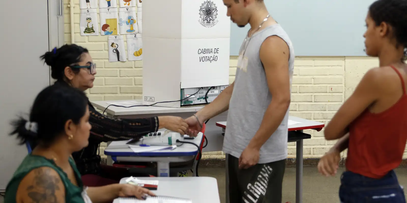 Documentário investiga por que jovens e idosos vão às urnas
