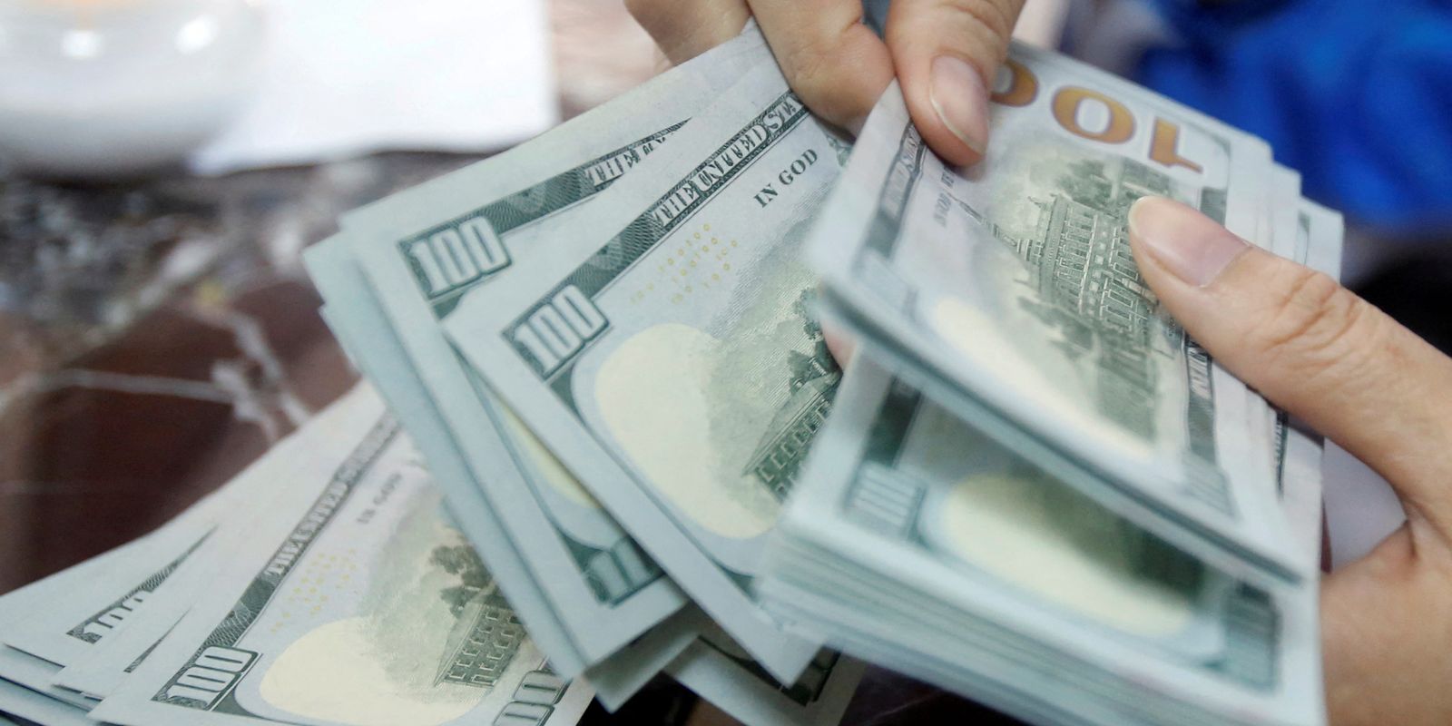 Dólar sobe a R$5,15 e pressiona Ibovespa, que cai quase 1%