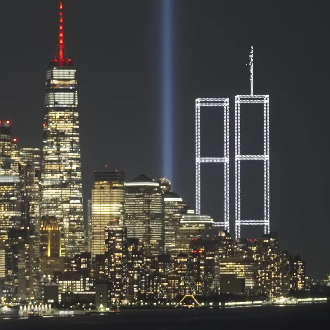 O One World Trade Center ao lado das torres formadas por drones