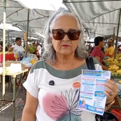 A candidata a deputada federal Edileuza Sá Melo durante visita à feira do Orlando Dantas, em Aracaju