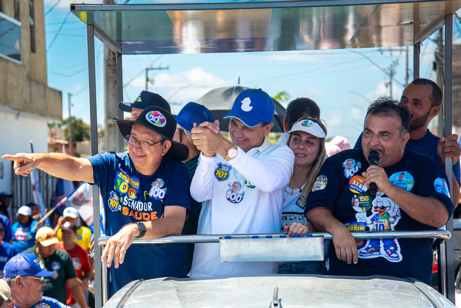 O candidato ao Senado Eduardo Amorim durante carreata pelo Sertão sergipano