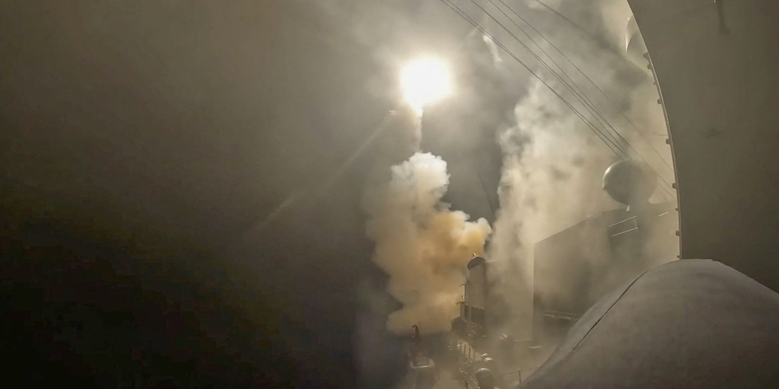 EUA bombardeiam costa do Irã; Teerã revida com mísseis e drones