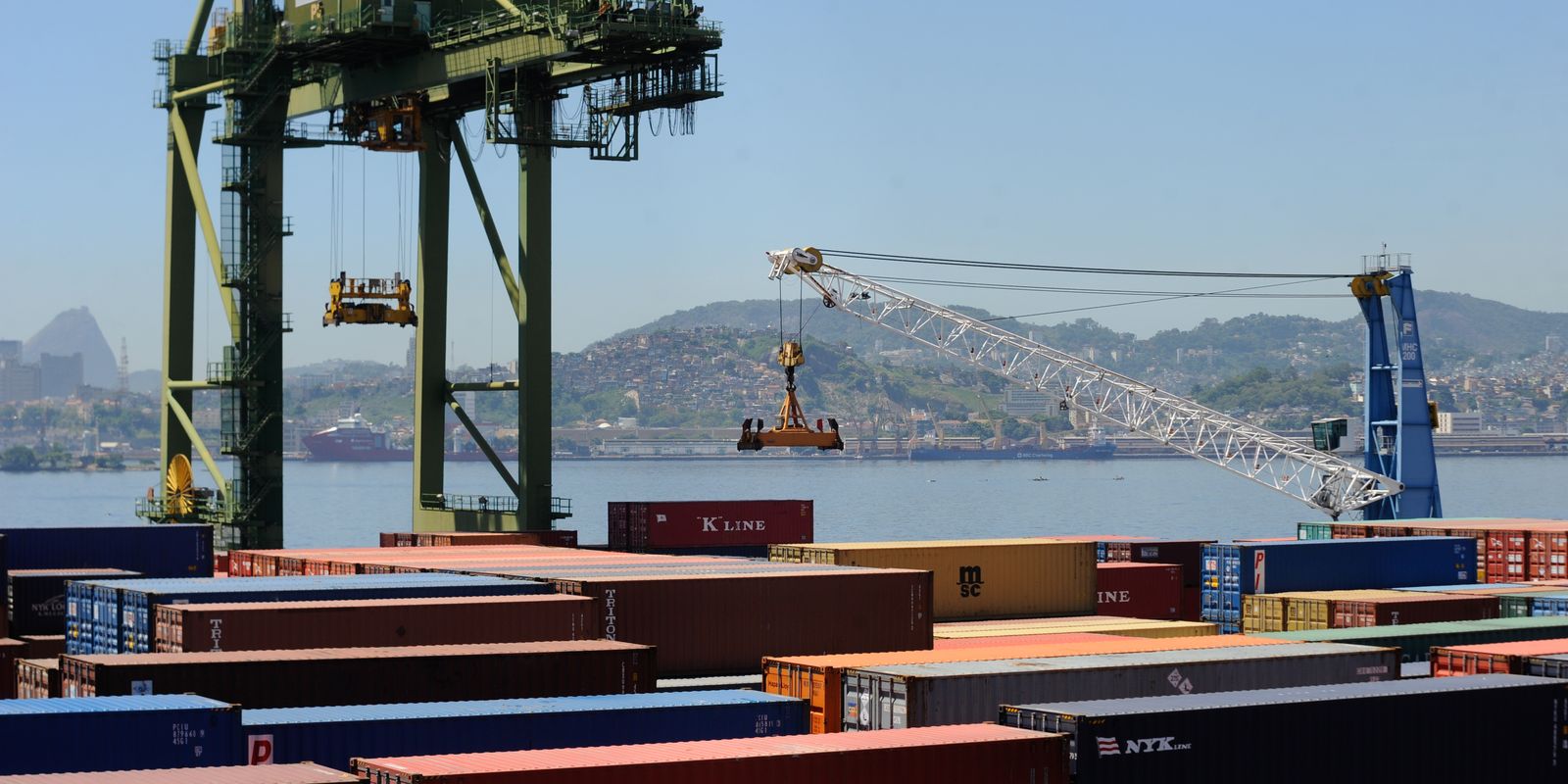 Exportações puxam superávit de US$ 7,4 bi em agosto