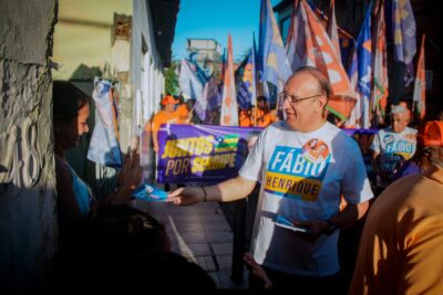 O candidato a deputado estadual Fábio Henrique durante agenda de campanha em Aracaju