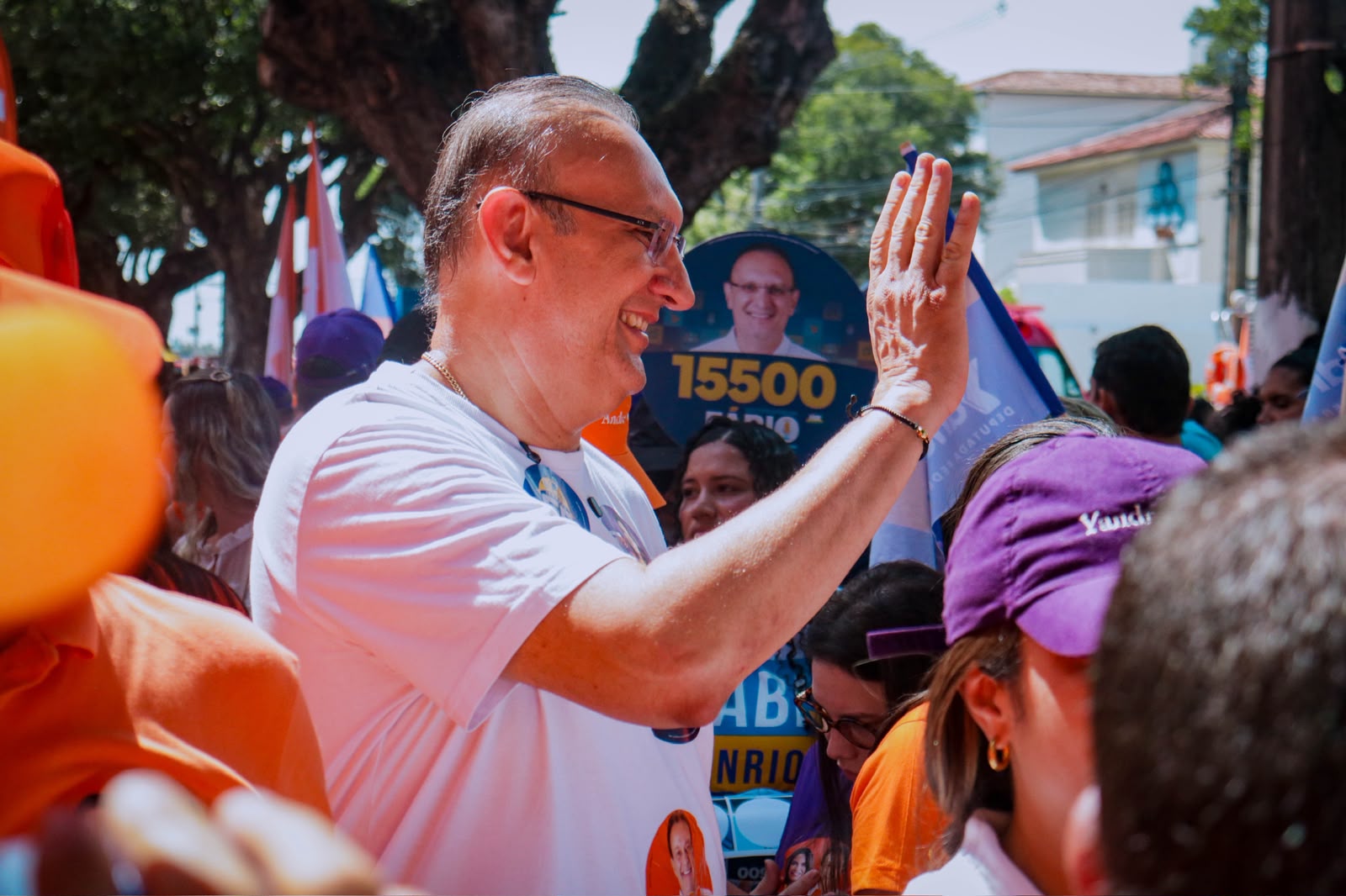 O candidato a deputado estadual Fábio Henrique (MDB) durante caminhada de campanha