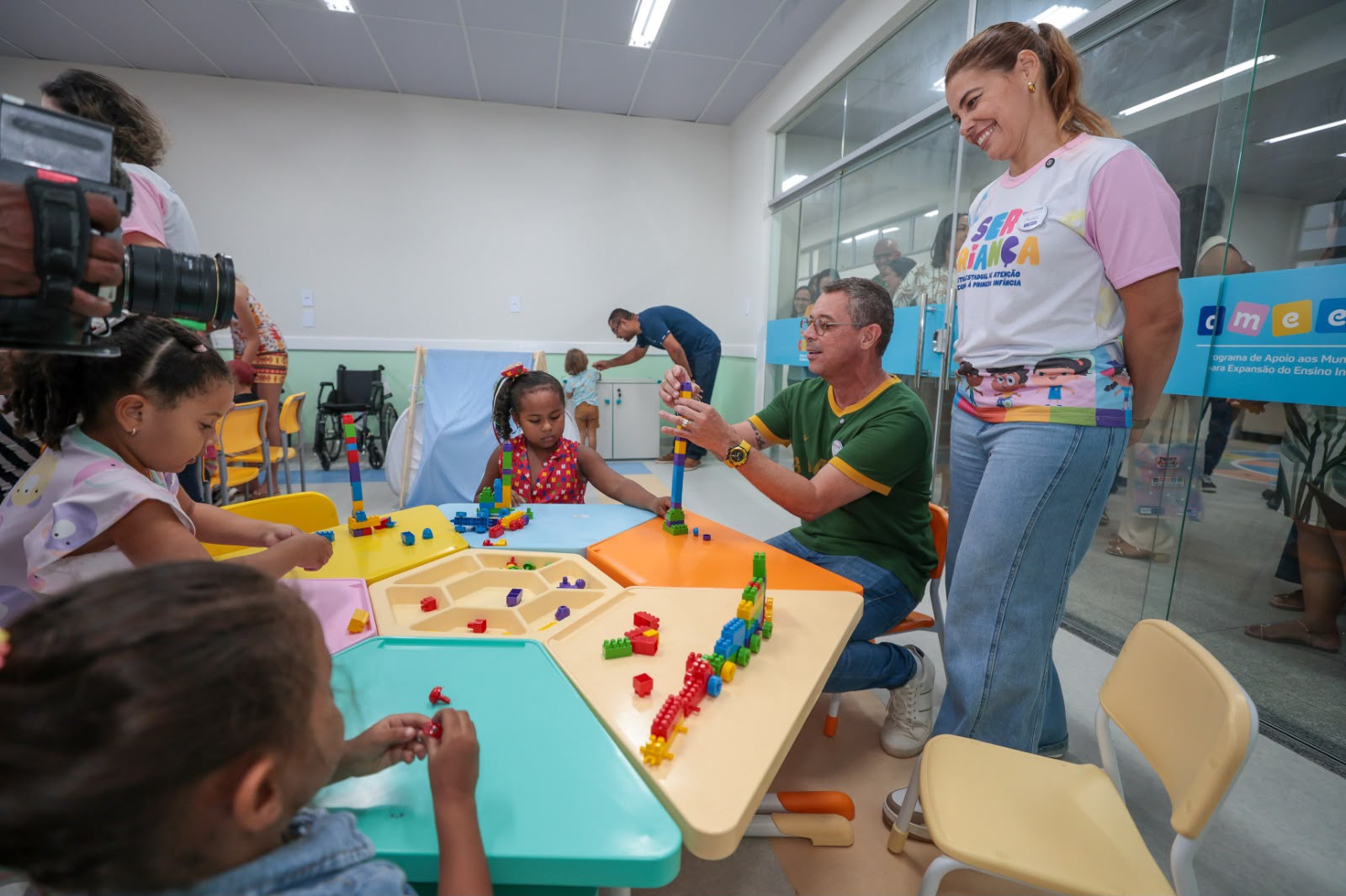 Plano de governo de Fábio prevê mais auxílios, refeições gratuitas e creches 2 Governador Fábio Mitidieri em ação de assistência social em Sergipe