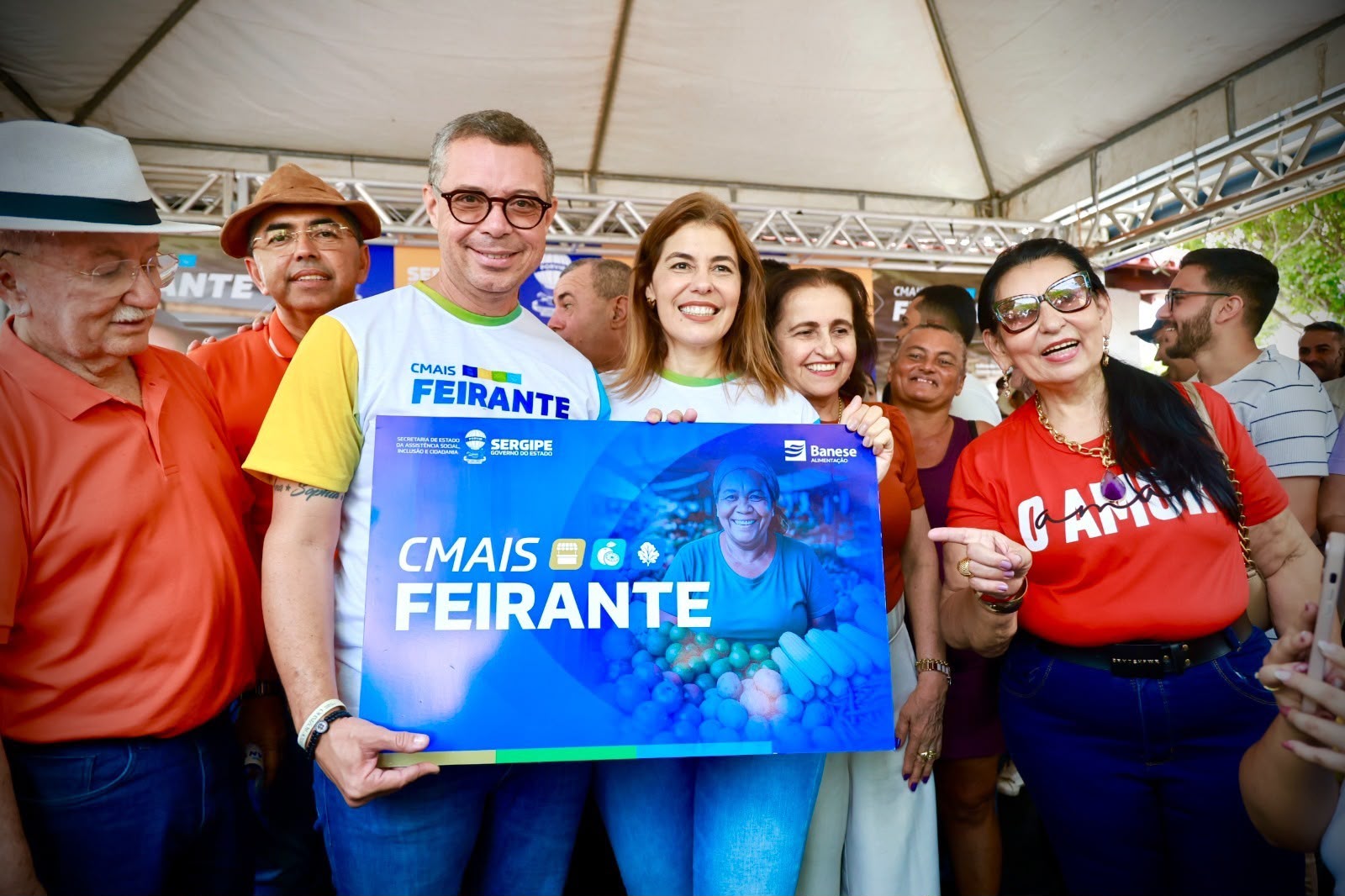 Plano de governo de Fábio prevê mais auxílios, refeições gratuitas e creches 3 Governador Fábio Mitidieri em ação de assistência social em Sergipe