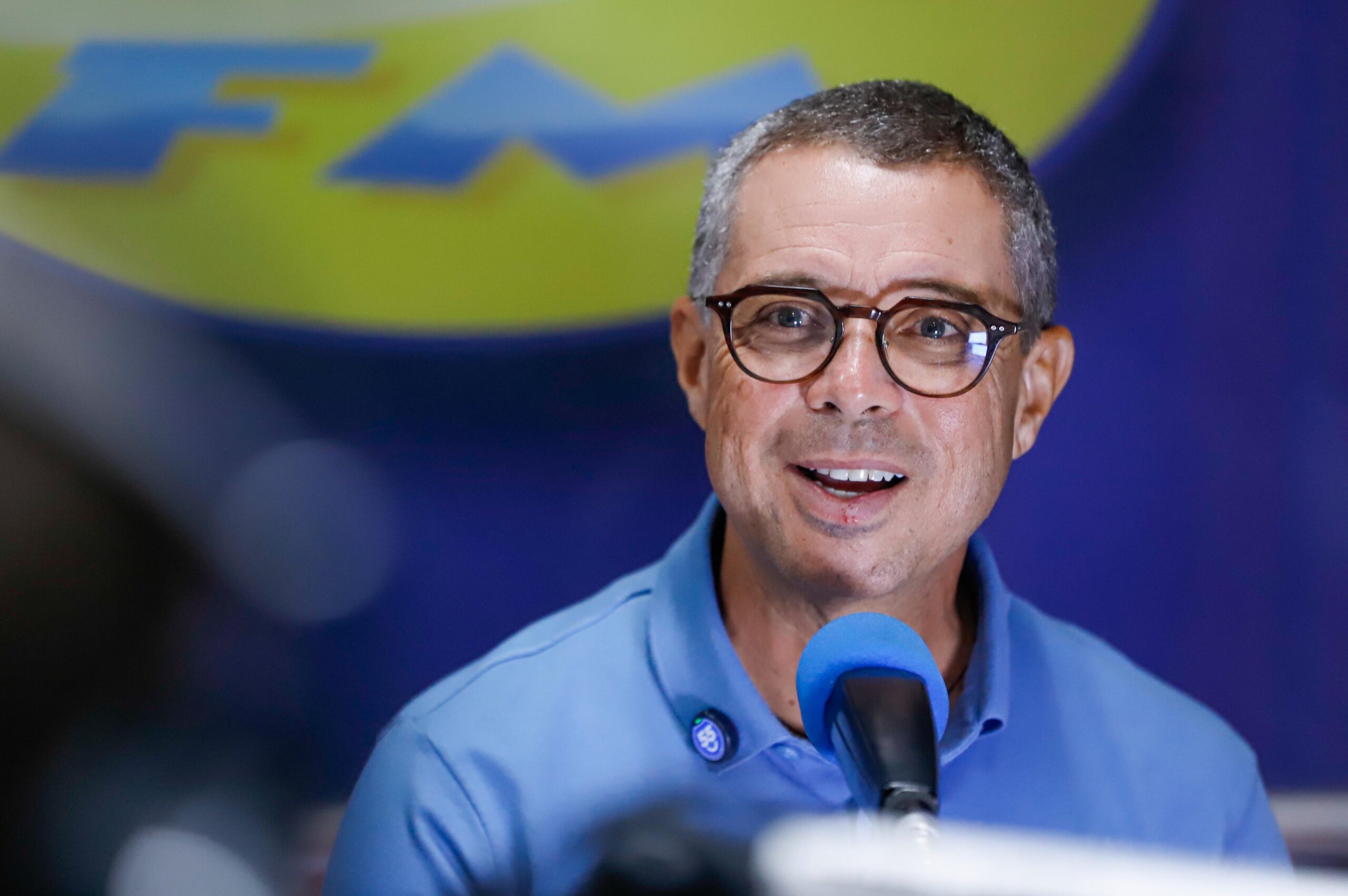 O governador no estúdio da emissora, em Aracaju